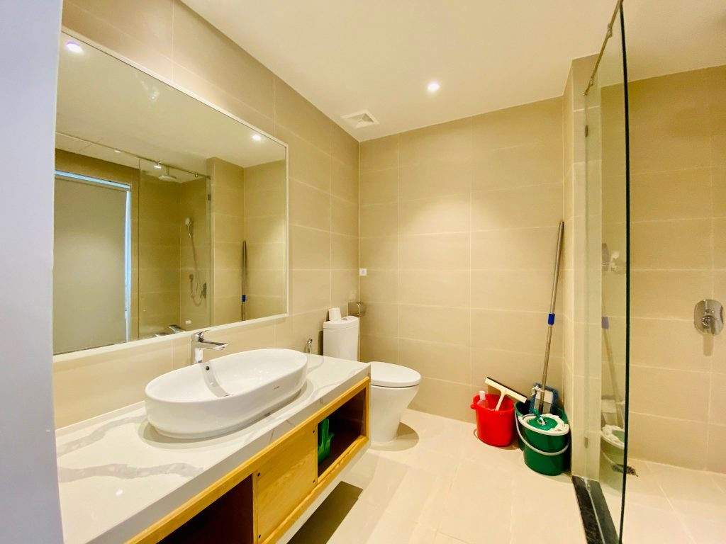 Phòng toilet 1 Studio Gold Coast Nha Trang view biển, giá ngộp: 2,3 tỷ, full nội thất; bao thuế phí và 5% ra sổ đỏ