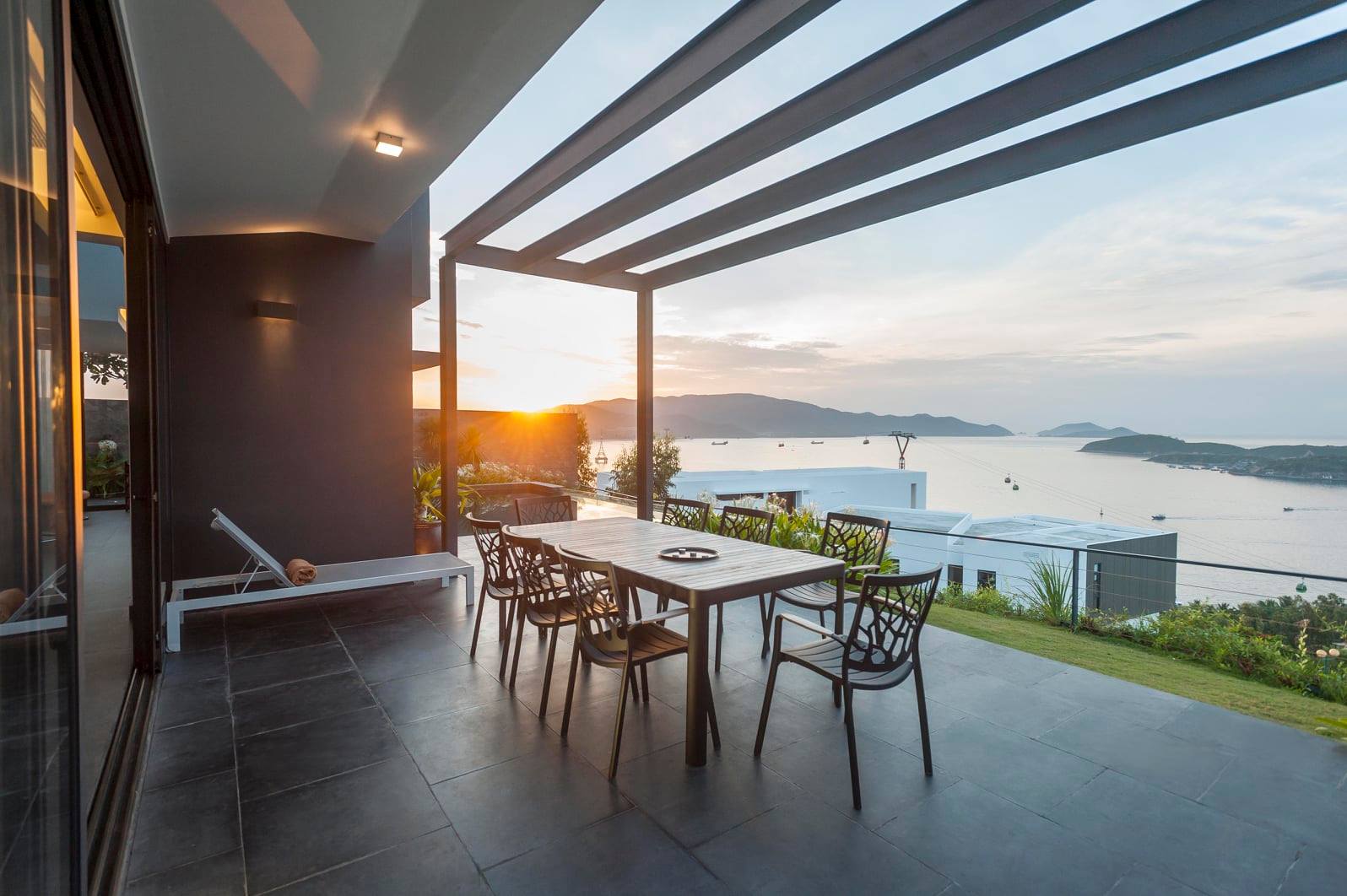 không gian ăn uống bên hồ bơi Villa Anh Nguyễn 4 phòng ngủ trực biển cực đẹp | R24 - Wanan villa 1