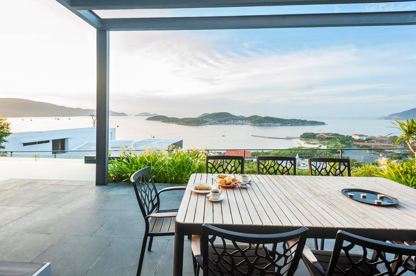 không gian ăn uống bên hồ bơi Villa Anh Nguyễn 4 phòng ngủ trực biển cực đẹp | R24 - Wanan villa