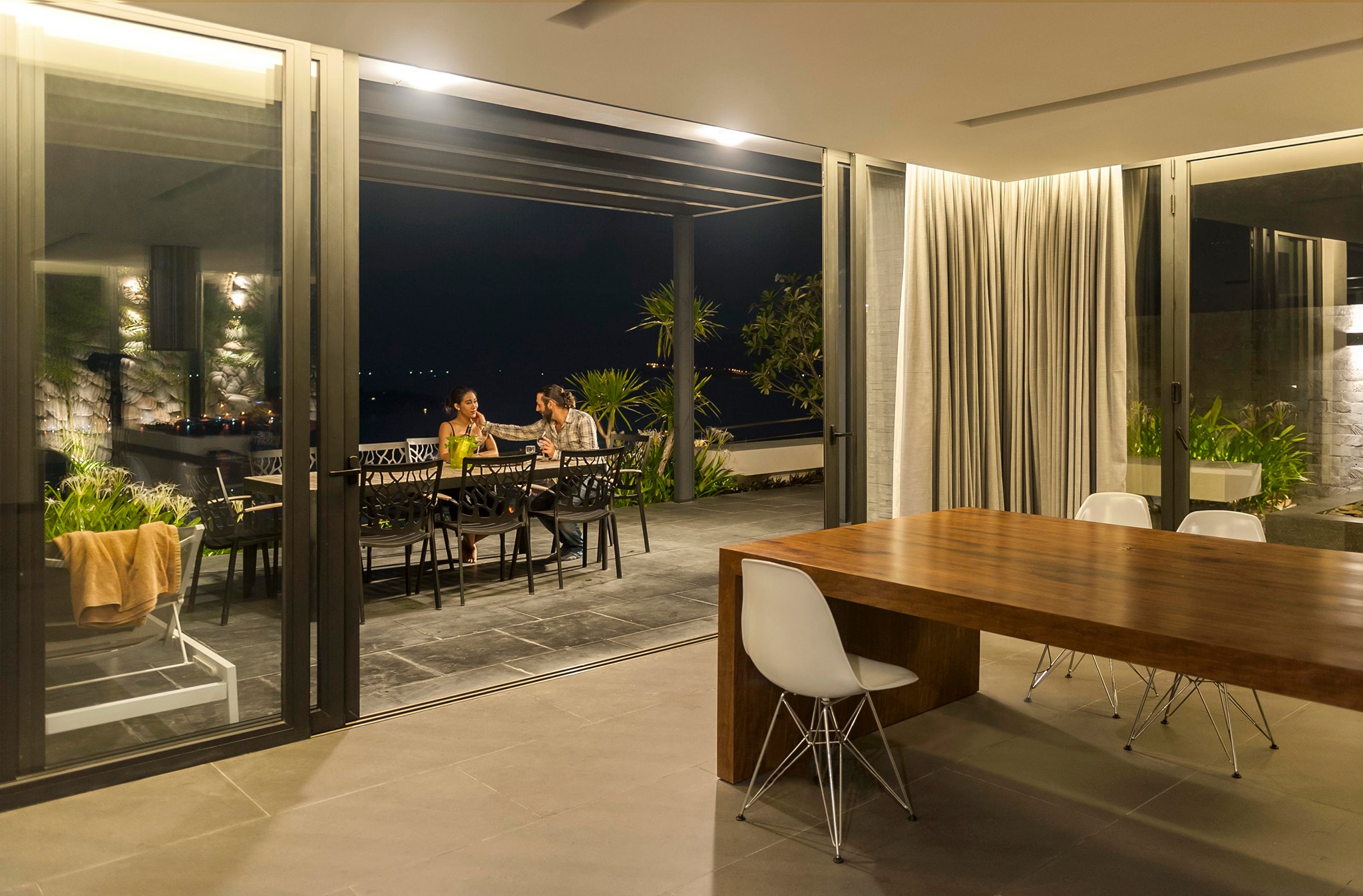 không gian ăn uống bên trong Villa Anh Nguyễn 4 phòng ngủ trực biển cực đẹp | R24 - Wanan villa buổi tối 1