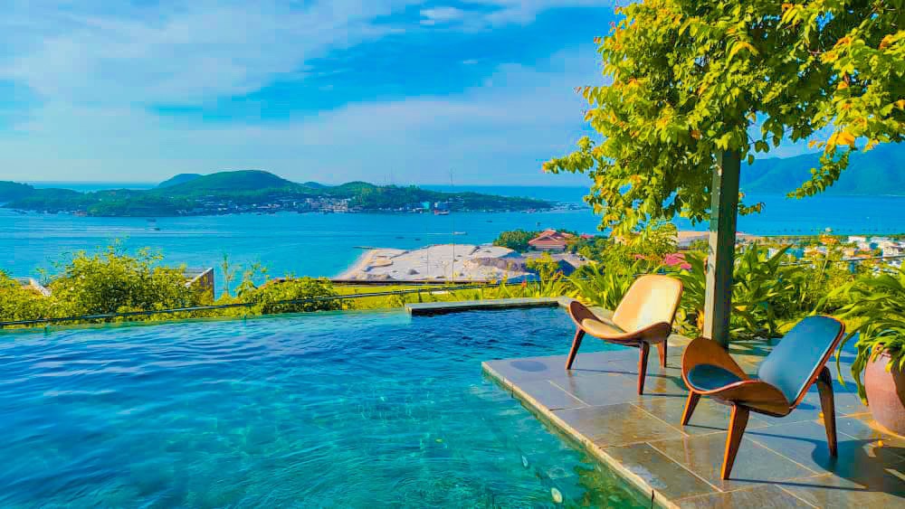 view hồ bơi & biển Villa Anh Nguyễn 4 phòng ngủ trực biển cực đẹp | R24 - Wanan villa