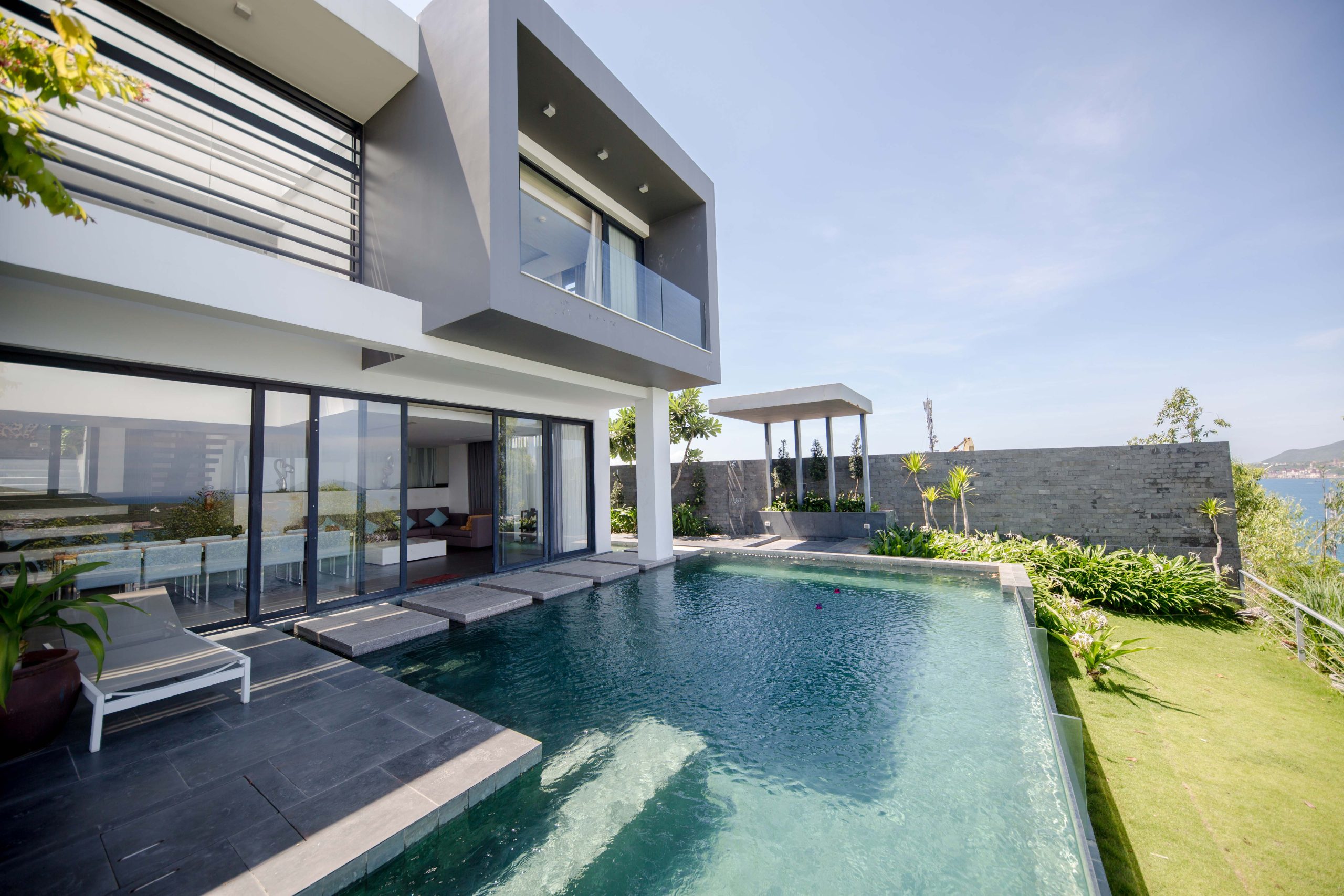 hồ bơi và sân vườn Villa Anh Nguyễn 4 phòng ngủ trực biển cực đẹp | R24 - Wanan villa