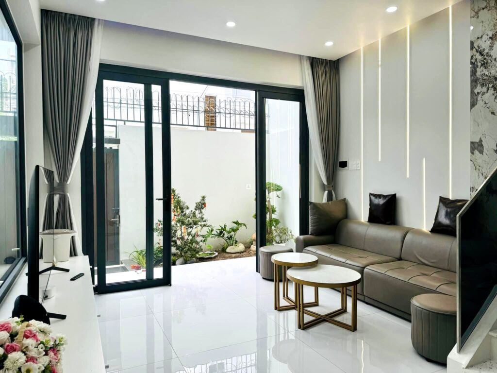 Phòng khách - Nhà phố biển Nha Trang ngang 8m rất đẹp | Cắt lỗ 500 triệu